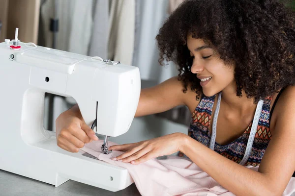 漂亮的微笑裁缝喜欢缝纫机上的工作 — 图库照片