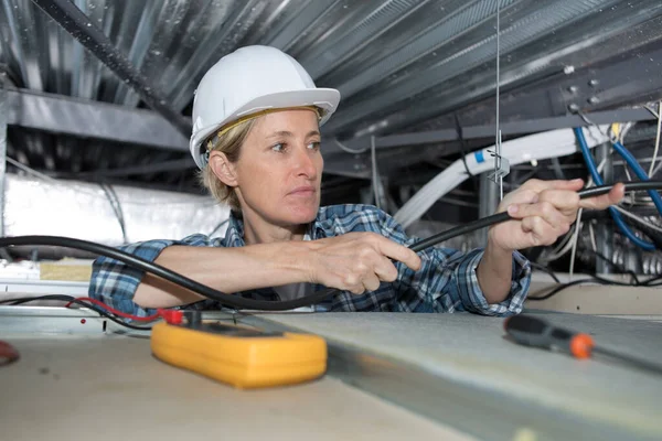 Técnico Feminino Verificando Condicionado Teto — Fotografia de Stock