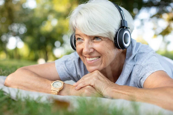 Biraz Müzik Dinleyen Yaşlı Bir Kadın — Stok fotoğraf