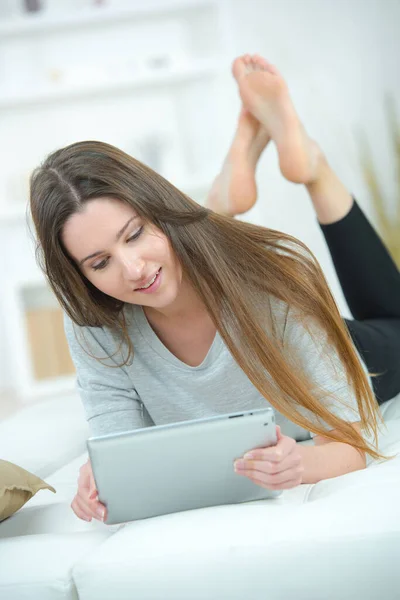 懒惰的年轻女子使用电脑平板电脑浏览互联网 — 图库照片
