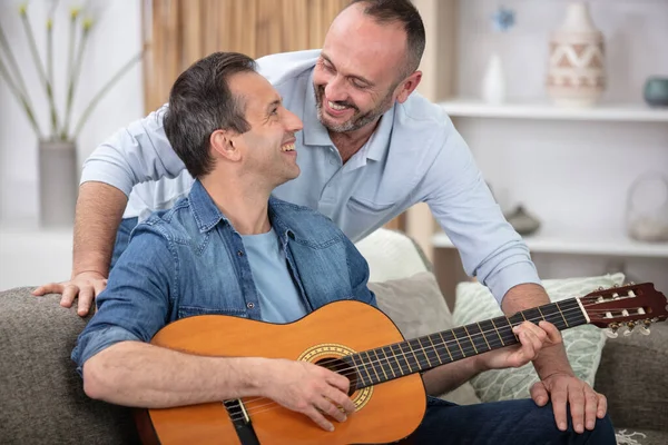 Casal Com Flertando Guitarra Sofá Casa — Fotografia de Stock