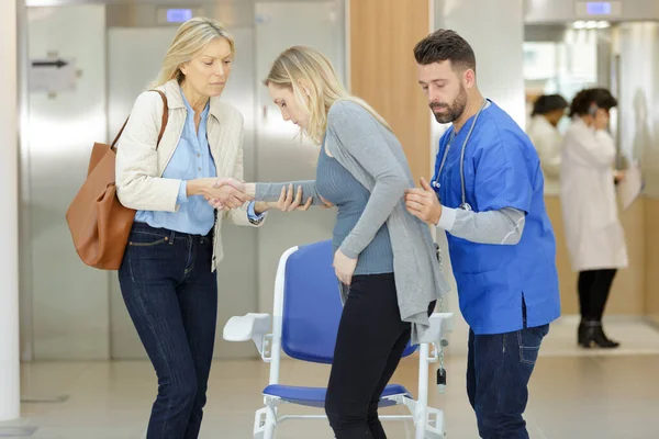 Krankenschwestern Und Ärztin Bringen Baby Zur Welt — Stockfoto