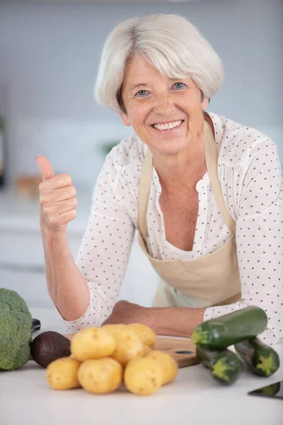 Bejaarde Vrouw Voedsel Blogger Tonen Duim Omhoog Keuken — Stockfoto