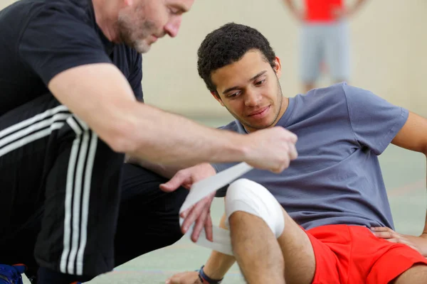 Entrenador Deportivo Vendaje Lesión Rodilla — Foto de Stock