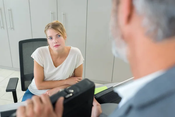 Mujer Hablando Con Jefe Oficina — Foto de Stock