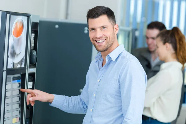 Glad Man Står Framför Varuautomat — Stockfoto