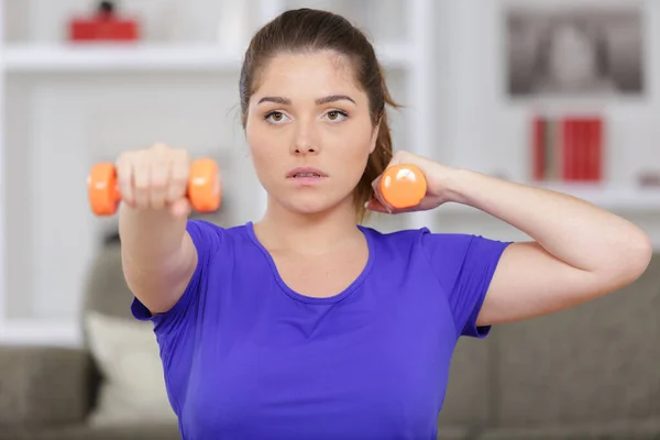 Serieuze Jonge Vrouw Doet Halters — Stockfoto