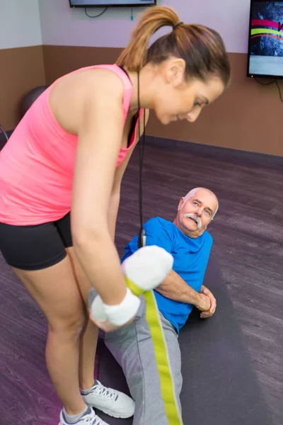 Personal Trainer Werken Met Senior Man Met Behulp Van Riem — Stockfoto