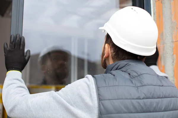 Rückansicht Des Arbeiters Beim Einbau Eines Upvc Fensters — Stockfoto