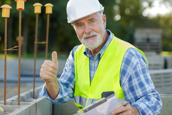 Arbeiter Mit Hartem Hut Zeigt Daumen Nach Oben — Stockfoto