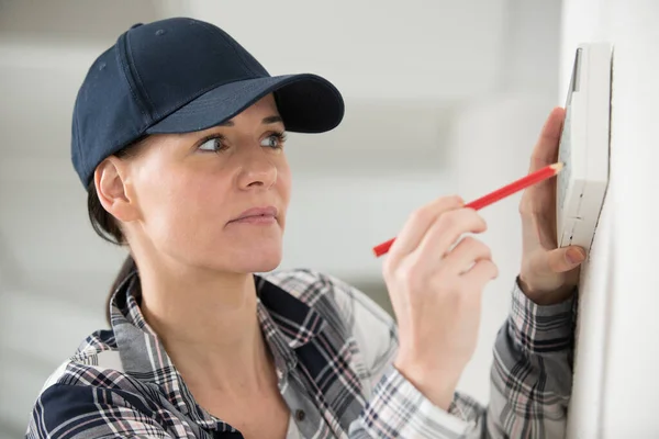 Trabajadora Comprobando Sistema Contadores Digitales Que Instaló — Foto de Stock