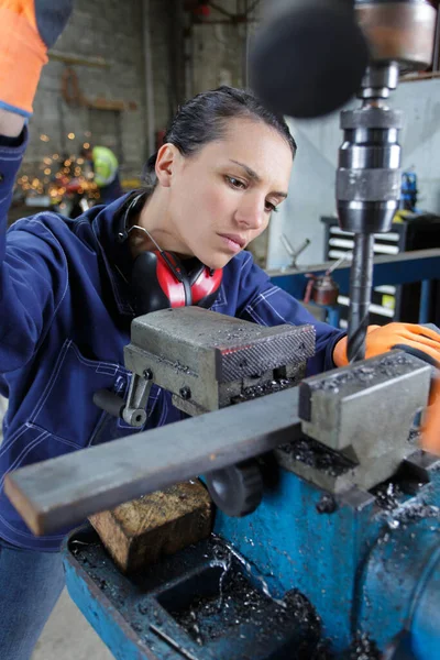 Mulher Operando Máquina Perfuração Concentrando Seu Trabalho — Fotografia de Stock