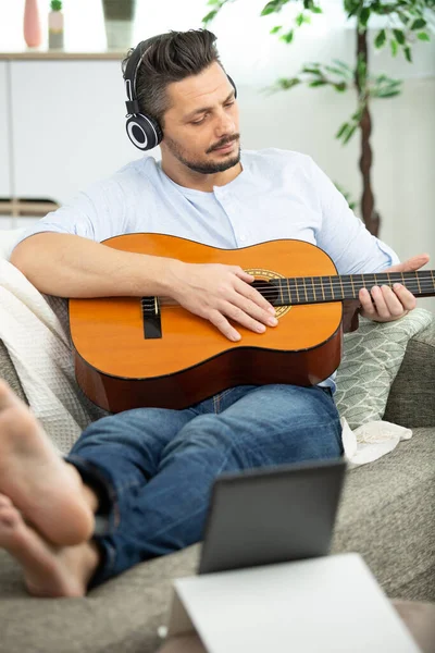 Schöner Mann Spielt Hause Gitarre — Stockfoto