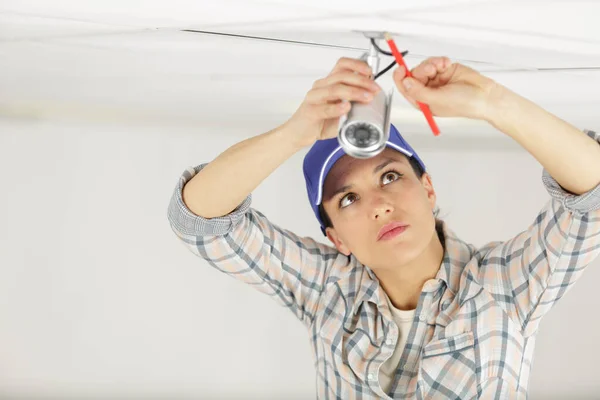 Eine Professionelle Arbeiterin Installiert Eine Videokamera — Stockfoto