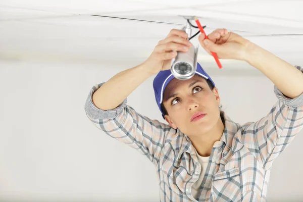 Uma Trabalhadora Profissional Instalando Câmera Cctv — Fotografia de Stock