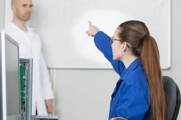 Junge Studentin Fragt Den Lehrer — Stockfoto