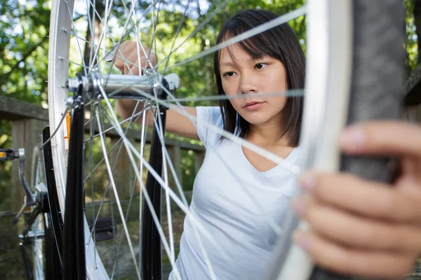 Γυναίκα Επισκευάζει Τροχό Ποδηλάτου Της — Φωτογραφία Αρχείου
