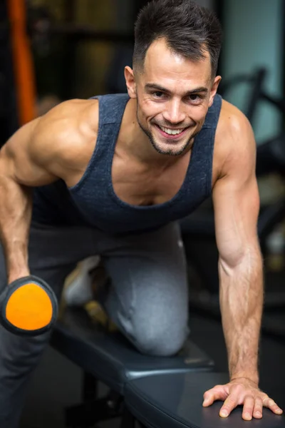 Sonriente Forma Hombre Haciendo Brazo Filas Mancuerna Banco — Foto de Stock