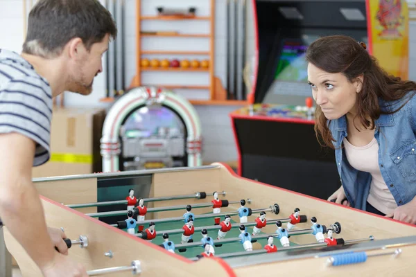 Casal Jogando Futebol Mesa — Fotografia de Stock