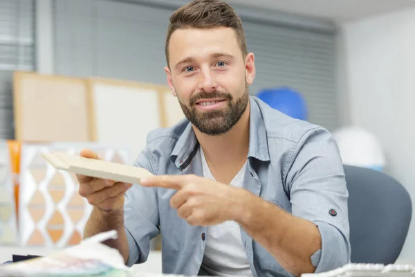 Diseñador Que Trabaja Con Muestras Madera — Foto de Stock