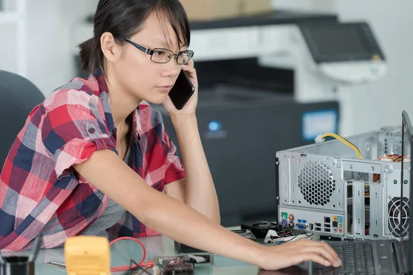 Tecnico Informatico Che Utilizza Laptop Smartphone — Foto Stock