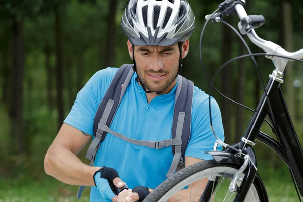 Man Pompt Een Fietswiel Straat — Stockfoto