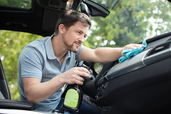 Hombre Limpieza Del Tablero Instrumentos Del Coche Con Aerosol —  Fotos de Stock