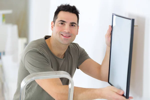 Tischler Hängt Bilderrahmen Wand — Stockfoto