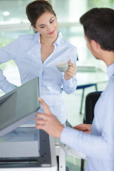 Empresária Conversando Com Colega Escritório — Fotografia de Stock