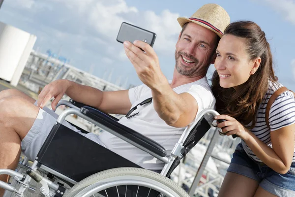 Atraente Casal Falando Selfie Homem Cadeira Rodas — Fotografia de Stock