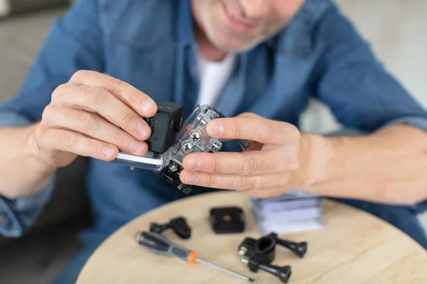 Artesão Reparos Câmera Vídeo Com Chave Fenda — Fotografia de Stock