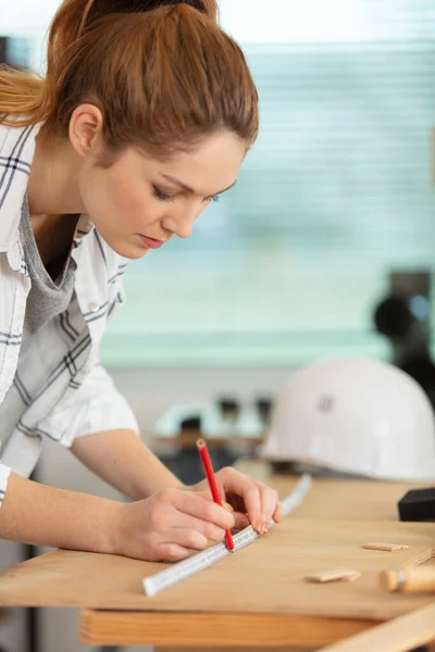 Hübsche Junge Frau Einer Werkstatt — Stockfoto