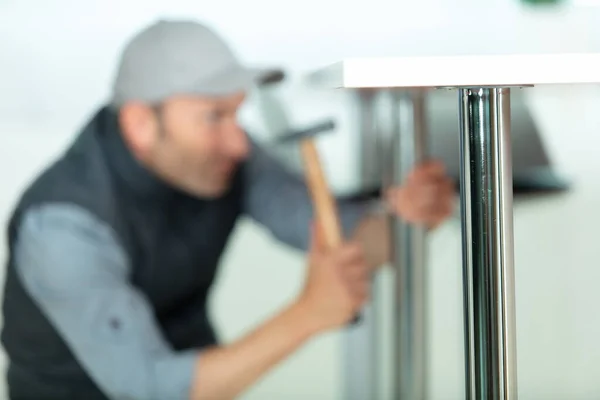 Homem Homem Reparar Móveis Casa — Fotografia de Stock