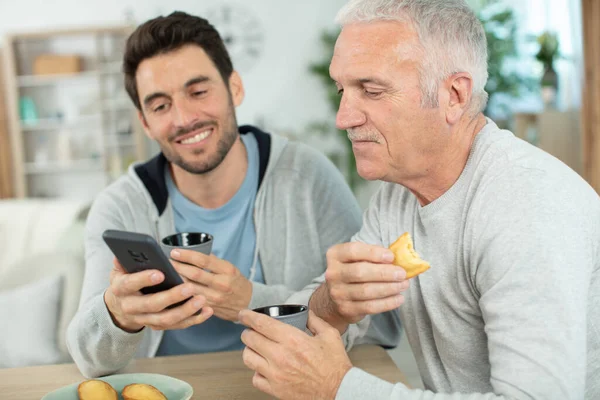 Sorrindo Homem Sênior Com Seu Filho Adulto — Fotografia de Stock