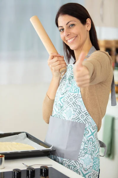 Jeune Jolie Dame Préparant Une Tarte — Photo