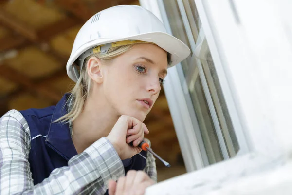 Operaia Professionista Che Tiene Cacciavite Finestre Aperte — Foto Stock