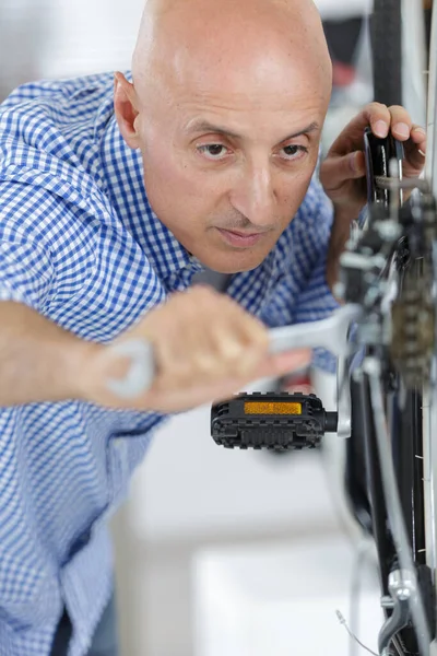 Reparatur Spezialist Befestigung Rad Des Fahrrads — Stockfoto