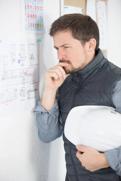 Studio Portret Van Twijfelachtige Man — Stockfoto