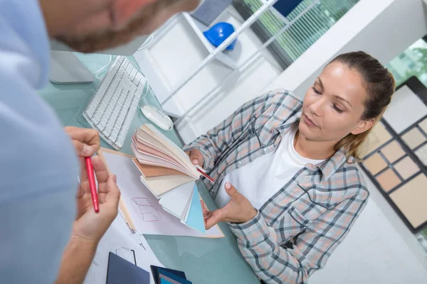 Mujer Eligiendo Muestra Color Plástico — Foto de Stock