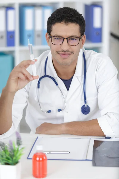 Médico Feliz Com Seringa — Fotografia de Stock