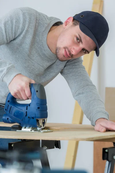 Man Skära Träplanka Med Bandsåg — Stockfoto