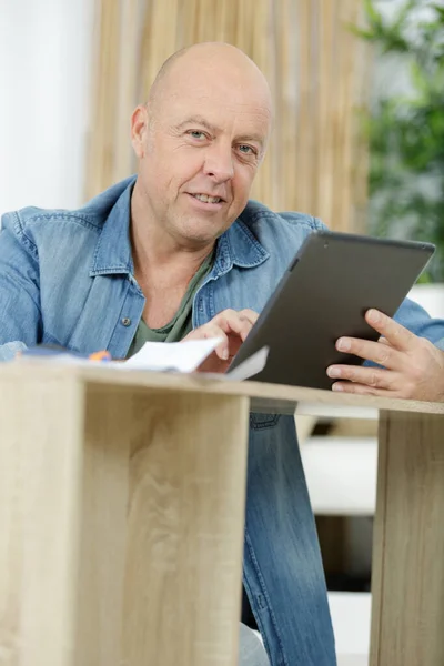 Äldre Man Som Handlar Med Tabletter — Stockfoto