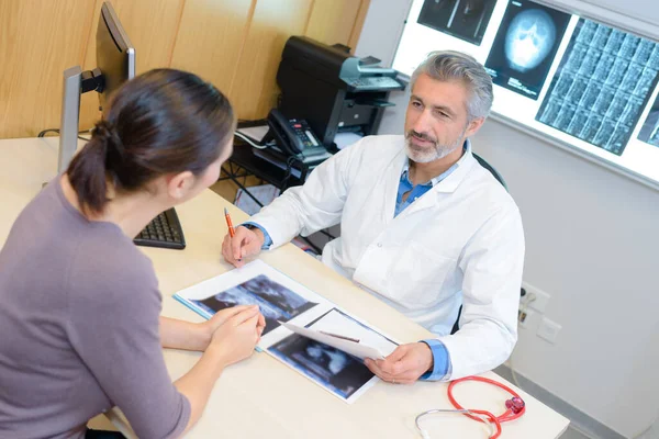 Spécialiste Discutant Des Rayons Avec Patient — Photo