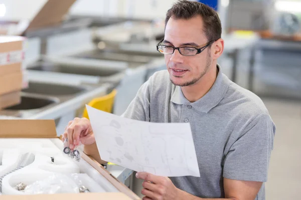 Man Packa Upp Rutan Och Läsa Instruktioner — Stockfoto