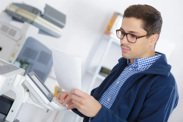 Fijar Una Impresora Hombre — Foto de Stock