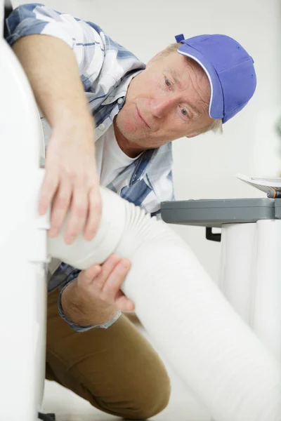 Man Som Håller Flexibel Slang Takutrymmet — Stockfoto