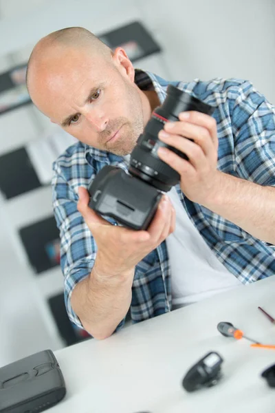 Riparazione Rotto Fotocamera Digitale Slr Nel Centro Assistenza — Foto Stock