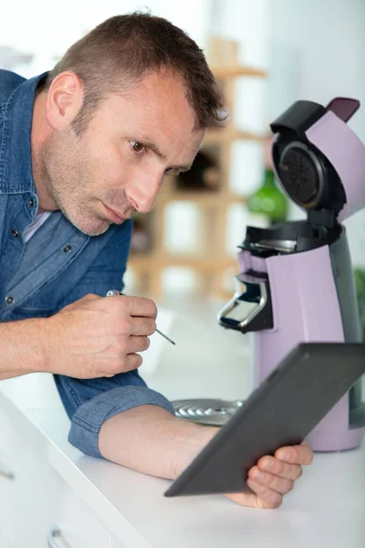 Man Het Repareren Van Een Koffiezetapparaat — Stockfoto