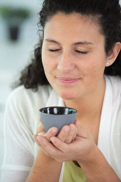 Mooie Glimlachende Jonge Vrouw Ruiken Thee — Stockfoto