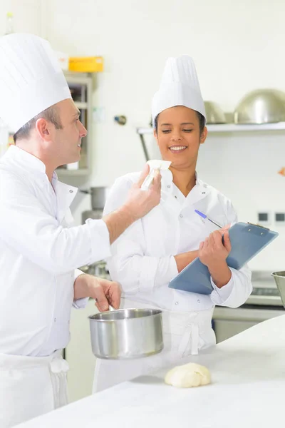 Padeiros Trabalhando Com Massa Cozinha Padaria — Fotografia de Stock